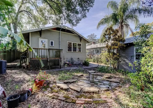 Photo 4 of Single family home for sale at 1004 E Crenshaw St, Tampa, FL 33604 | MLS# TB8548871 | Listing updated on 2026-09-16