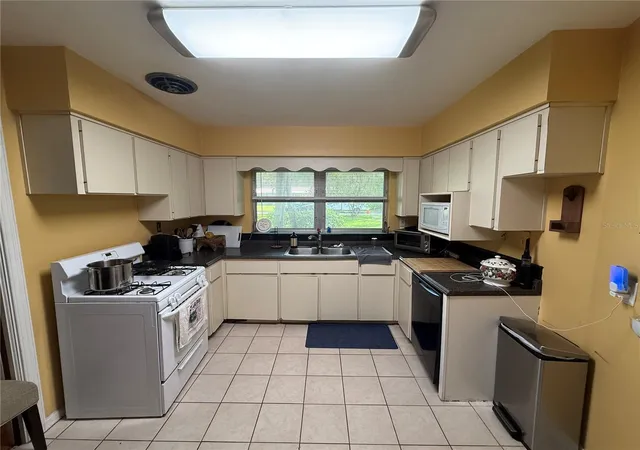 Photo 3 of Single family home for sale at 100 Nw 32nd Street, Gainesville, FL 32607 | MLS# GC543533 | Listing updated on 2026-09-16