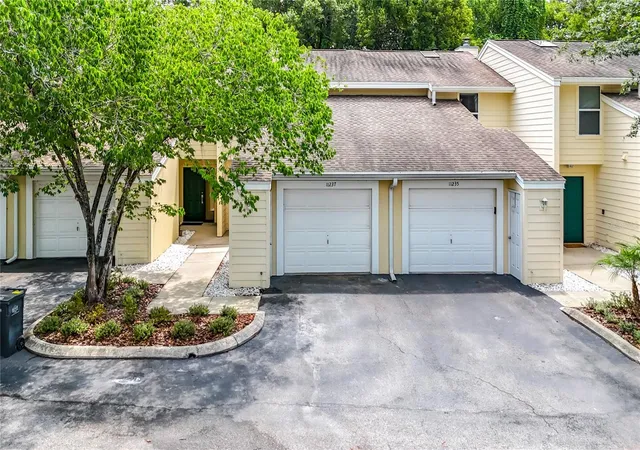 Townhouse for sale at 11237 Cedar Holw Ln, TAMPA, FL 33618 | MLS# TB8548906