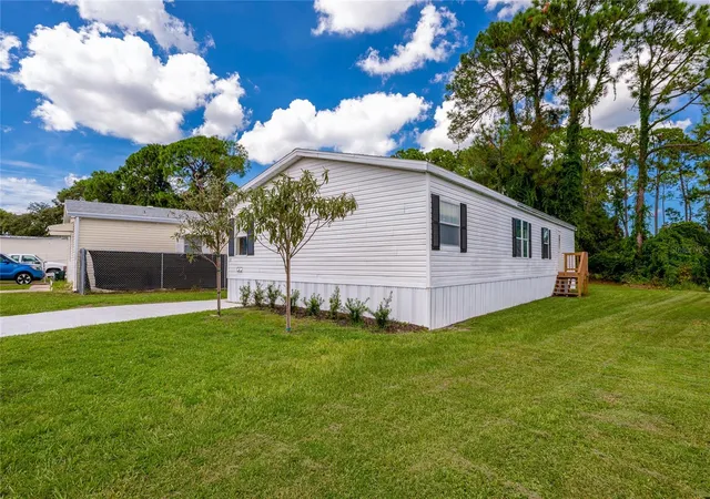 Photo 2 of Sale Pending at 13 Lawrence Ct, Port Orange, FL 32127 | MLS# V4951303 | Listing updated on 2026-10-07