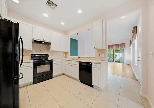Photo 3 of Townhouse for sale at 10647 Whittington Ct, Largo, FL 33773 | MLS# TB8548916 | Listing updated on 2026-10-08
