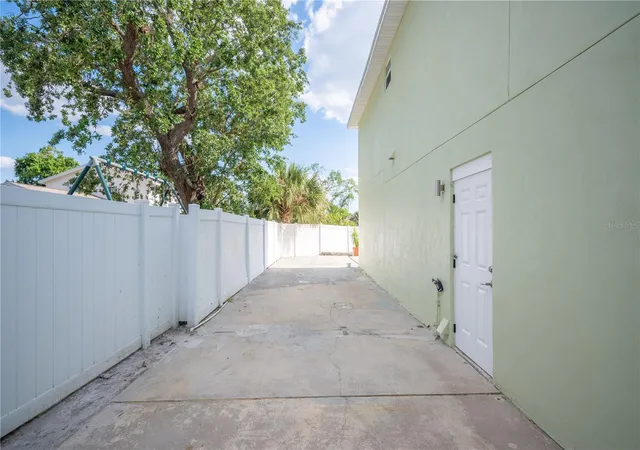 Photo 3 of Single family home for sale at 8704 Bay Crst Ln, Tampa, FL 33615 | MLS# O6442076 | Listing updated on 2026-10-03