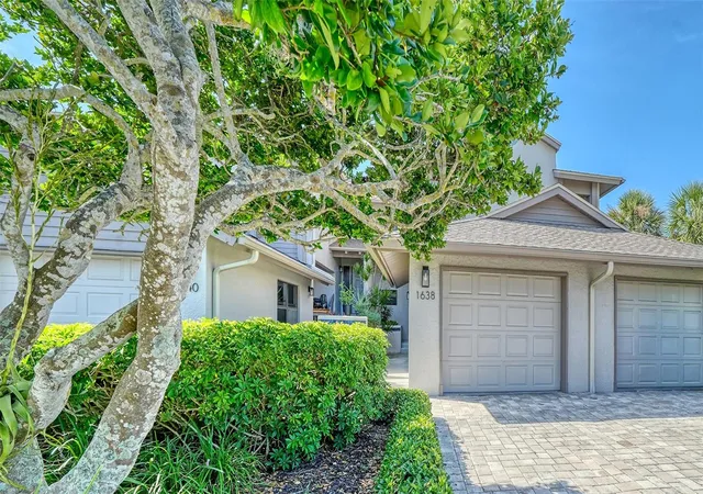 Photo 3 of Condo for sale at 1638 Starling Dr #105, Sarasota, FL 34231 | MLS# A4706219 | Listing updated on 2026-09-22