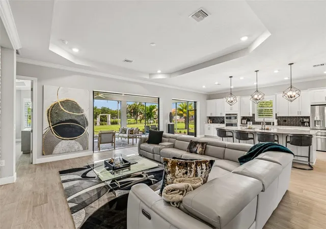 Photo 4 of Single family home for sale at 192 Casavista Dr, Kissimmee, FL 34759 | MLS# S5157648 | Listing updated on 2026-10-01