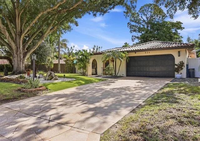 Photo 2 of Single family home for sale at 624 Saint Andrews Dr, Sarasota, FL 34243 | MLS# A4706233 | Listing updated on 2026-09-23