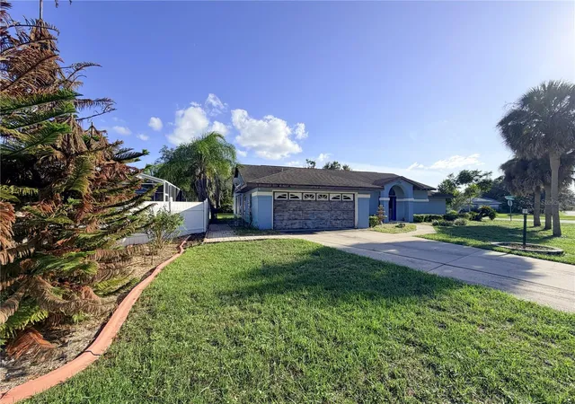 Photo 2 of Sale Pending at 11240 Fountain Lake Blvd, Leesburg, FL 34788 | MLS# G5117844 | Listing updated on 2026-10-03