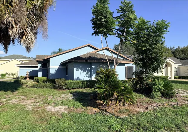 Photo 3 of Sale Pending at 11240 Fountain Lake Blvd, Leesburg, FL 34788 | MLS# G5117844 | Listing updated on 2026-10-03