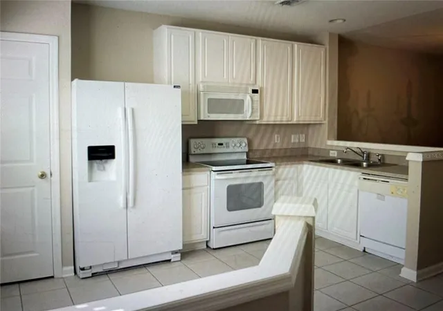 Photo 2 of Sale Pending at 800 Shropshire Loop, Sanford, FL 32771 | MLS# O6442138 | Listing updated on 2026-09-20