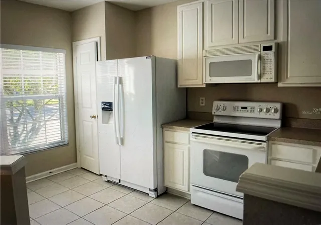 Photo 3 of Sale Pending at 800 Shropshire Loop, Sanford, FL 32771 | MLS# O6442138 | Listing updated on 2026-09-20