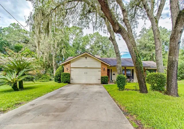 Photo 2 of Single family home for sale at 2040 Larchmont Dr, Deland, FL 32724 | MLS# V4951304 | Listing updated on 2026-09-29