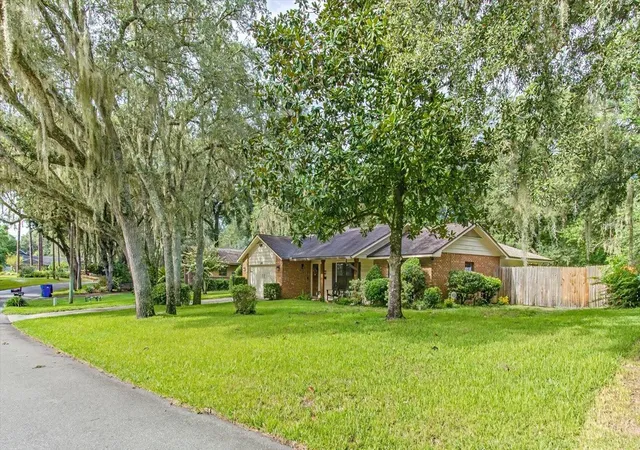 Photo 3 of Single family home for sale at 2040 Larchmont Dr, Deland, FL 32724 | MLS# V4951304 | Listing updated on 2026-09-29