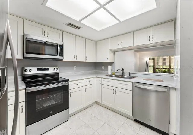 Listing Photo 4 - Condo for sale in building located at 2689 Sabal Springs Cir, CLEARWATER, FL 33761 - Unit #102