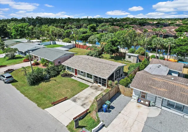 Photo 4 of Single family home for sale at 5932 Richard Pl, Sarasota, FL 34231 | MLS# A4706246 | Listing updated on 2026-09-23
