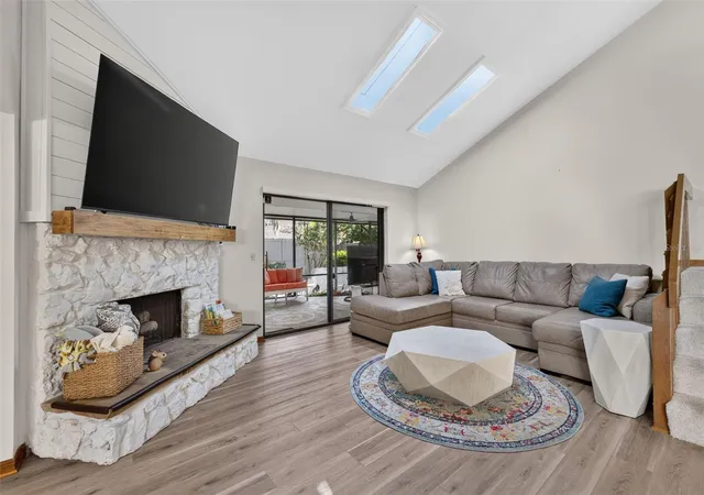 Photo 4 of Single family home for sale at 1010 W Pebble Beach Cir, Winter Springs, FL 32708 | MLS# O6442178 | Listing updated on 2026-10-02