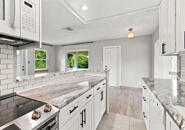 Photo 3 of Single family home for sale at 2315 Amherst Ave, Bradenton, FL 34207 | MLS# A4706250 | Listing updated on 2026-09-17