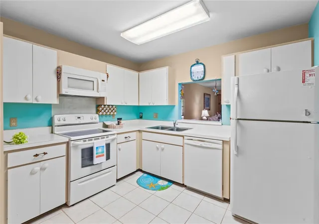 Photo 4 of Condo for sale at 521 Lakeside Dr, Bradenton, FL 34210 | MLS# A4706257 | Listing updated on 2026-10-06