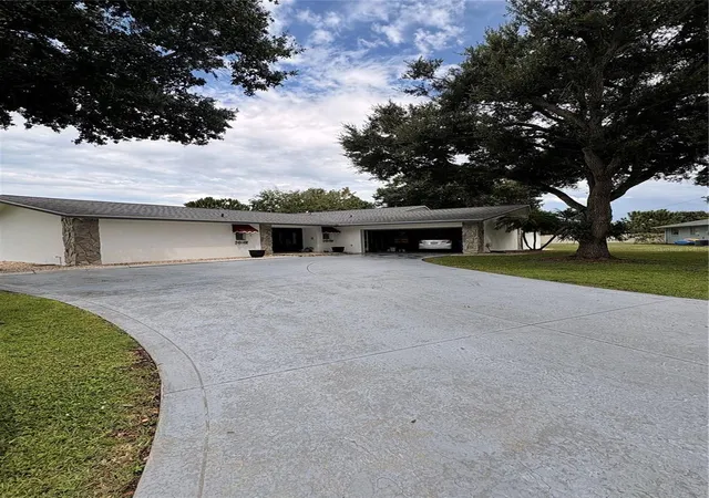Photo 1 of Single family home for sale at 1936 Rolling Green Cir, Sarasota, FL 34240 | MLS# TB8549072 | Listing updated on 2026-09-17