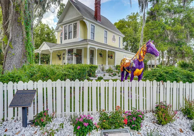Photo 4 of House for sale at 743 E Fort King St, Ocala, FL 34471 | MLS# W7889567 | Listing updated on 2026-09-17