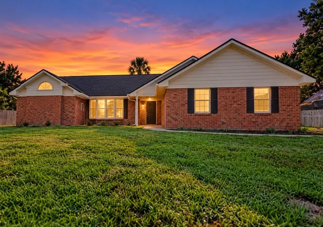Photo 1 of Single family home for sale at 33608 Overton Dr, Leesburg, FL 34788 | MLS# O6442291 | Listing updated on 2026-10-22