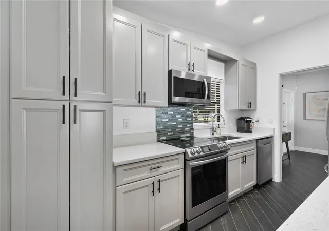Photo 2 of Single family home for sale at 18 N Alder Dr, Orlando, FL 32807 | MLS# O6442298 | Listing updated on 2026-09-20