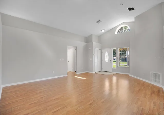 Photo 4 of Single family home for sale at 233 S Aberdeen Cir, Sanford, FL 32773 | MLS# O6442303 | Listing updated on 2026-09-19