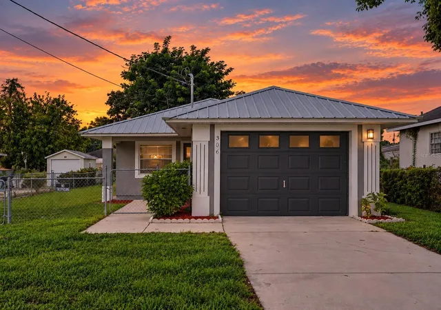 Single family home for sale at 306 Walnut St, AUBURNDALE, FL 33823 | MLS# TB8549142