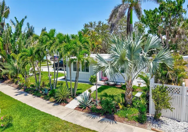 Photo 3 of Single family home for sale at 643 Calle Del Otono, Sarasota, FL 34242 | MLS# A4706305 | Listing updated on 2026-10-20