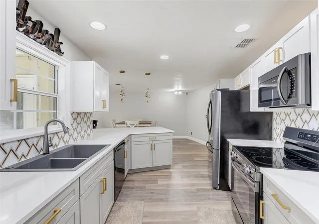 Photo 1 of Single family home for sale at 1846 Del Robles Dr, Clearwater, FL 33764 | MLS# W7889573 | Listing updated on 2026-10-07