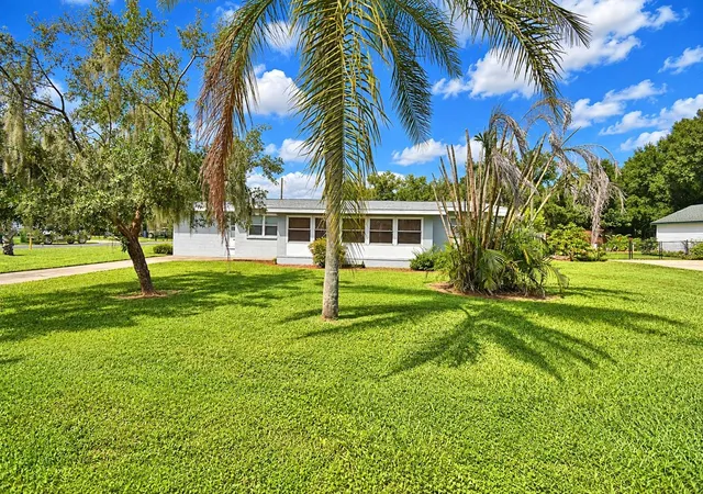 Photo 3 of Single family home for sale at 1325 Lake Shipp Dr N, Winter Haven, FL 33880 | MLS# P4939906 | Listing updated on 2026-10-10