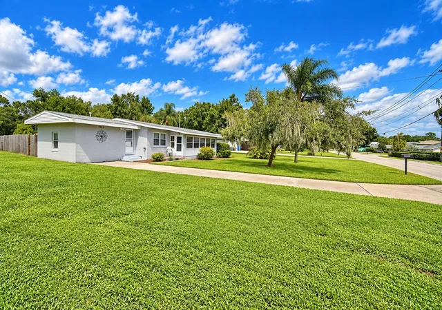 Photo 4 of Single family home for sale at 1325 Lake Shipp Dr N, Winter Haven, FL 33880 | MLS# P4939906 | Listing updated on 2026-10-10