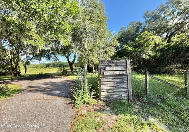 Photo 3 of Sale Pending at 572 N Pine St, Pierson, FL 32180 | MLS# O6442382 | Listing updated on 2026-10-05