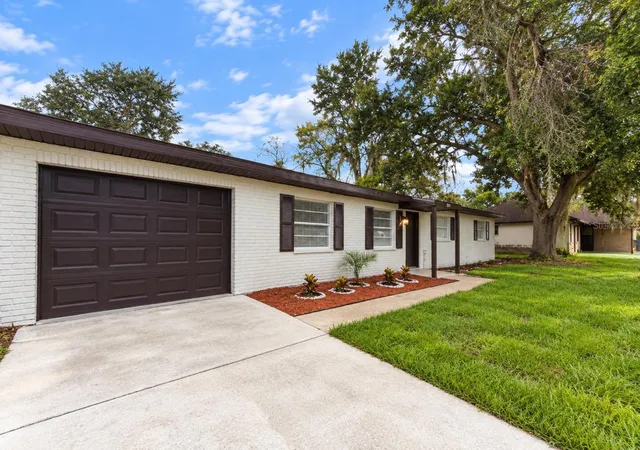 Photo 4 of Single family home for sale at 1515 Stacy Dr, Lakeland, FL 33801 | MLS# TB8549295 | Listing updated on 2026-09-17