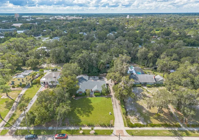 Photo 2 of Single family home for sale at 208 W Stetson Ave, Deland, FL 32720 | MLS# V4951324 | Listing updated on 2026-10-01