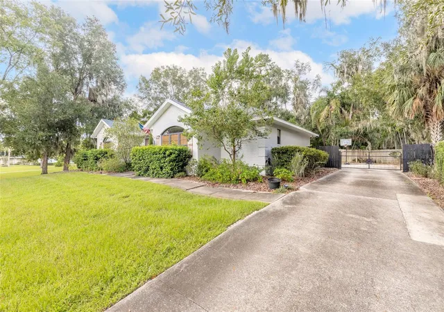 Photo 3 of Single family home for sale at 208 W Stetson Ave, Deland, FL 32720 | MLS# V4951324 | Listing updated on 2026-10-01