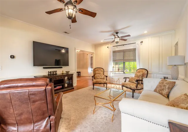 Photo 4 of Single family home for sale at 208 W Stetson Ave, Deland, FL 32720 | MLS# V4951324 | Listing updated on 2026-10-01