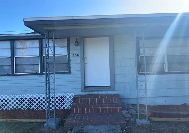 Photo 1 of Single family home for sale at 738 N Scenic Hwy, Frostproof, FL 33843 | MLS# K4903796 | Listing updated on 2026-09-28