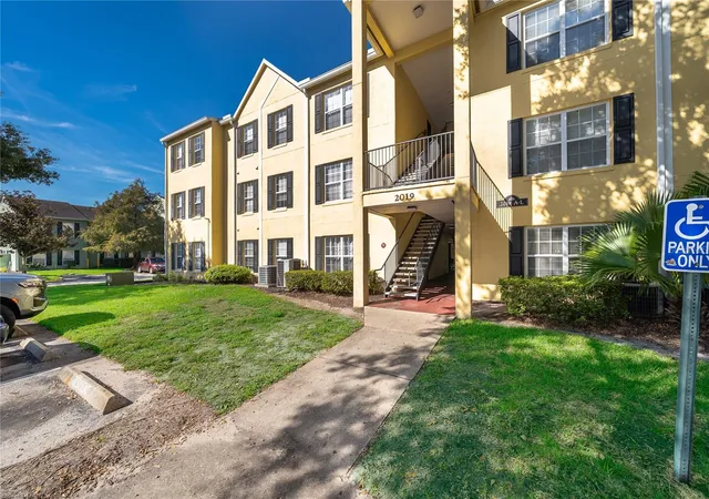 Listing Photo 5 - Condo for sale in building located at 2019 Dixie Belle Dr, Orlando, FL 32812 - Unit #F