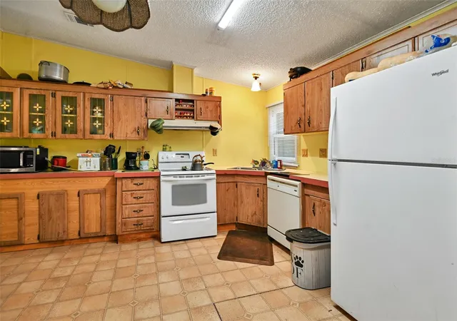 Photo 3 of Manufactured home for sale at 18620 Ne 12th Court, Citra, FL 32113 | MLS# OM732411 | Listing updated on 2026-10-02