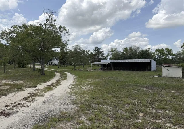 Photo 4 of Manufactured home for sale at 13351 SE 101st Place, Dunnellon, FL 34431 | MLS# OM732413 | Listing updated on 2026-09-22