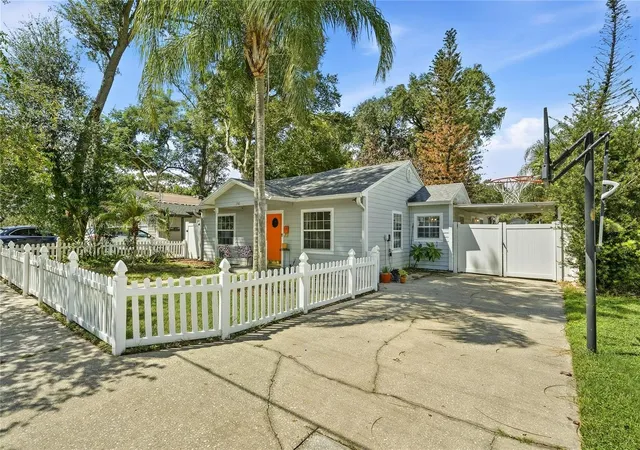Photo 2 of Single family home for sale at 2316 Musselwhite Ave, Orlando, FL 32804 | MLS# S5157779 | Listing updated on 2026-09-21