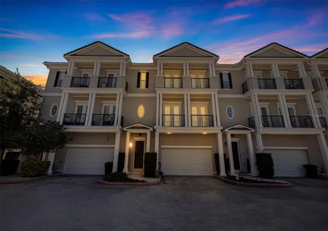 Townhouse for sale at 300 Newbury Pl N, Saint Petersburg, FL 33716 | MLS# TB8549497
