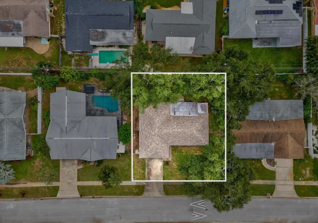 Photo 3 of Single family home for sale at 9633 Portside Dr, Seminole, FL 33776 | MLS# TB8549498 | Listing updated on 2026-10-08