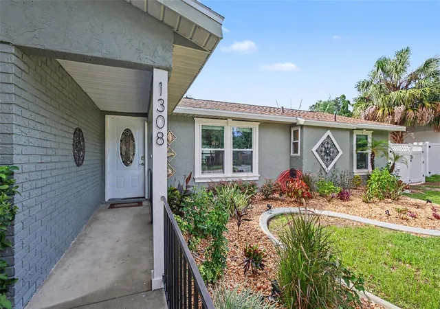 Photo 3 of Sale Pending at 1308 Oakcrest Dr, Brandon, FL 33510 | MLS# TB8549521 | Listing updated on 2026-10-22