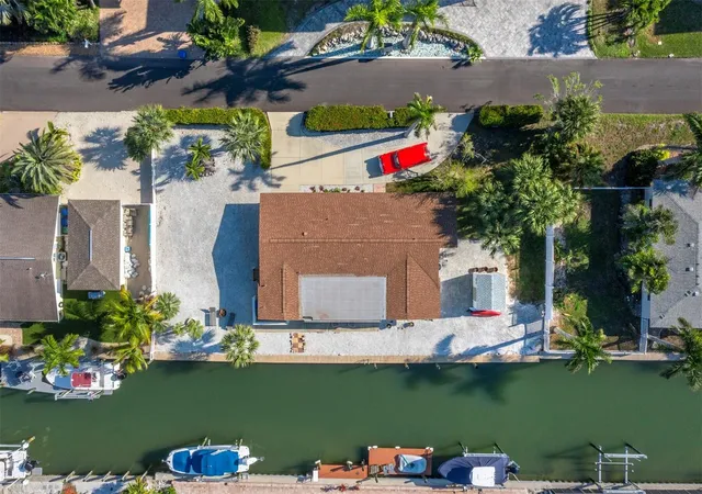 Photo 4 of Single family home for sale at 691 Tarawitt Dr, Longboat Key, FL 34228 | MLS# A4706455 | Listing updated on 2026-10-13