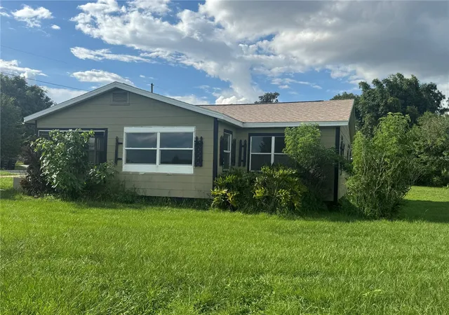 Photo 2 of Single family home for sale at 4 Lakeview Ave, Frostproof, FL 33843 | MLS# K4903797 | Listing updated on 2026-09-29
