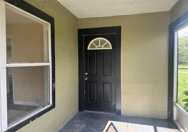 Photo 3 of Single family home for sale at 4 Lakeview Ave, Frostproof, FL 33843 | MLS# K4903797 | Listing updated on 2026-09-29
