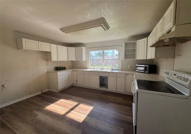 Photo 3 of Single family home for sale at 4 Lakeview Ave, Frostproof, FL 33843 | MLS# K4903797 | Listing updated on 2026-09-29