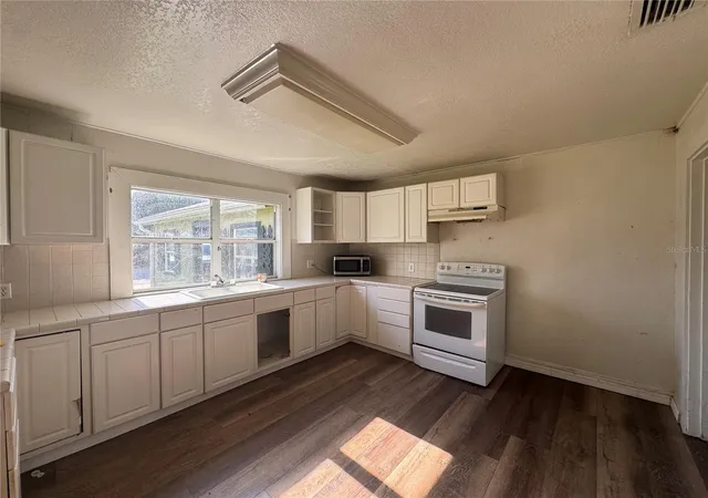 Photo 4 of Single family home for sale at 4 Lakeview Ave, Frostproof, FL 33843 | MLS# K4903797 | Listing updated on 2026-09-29