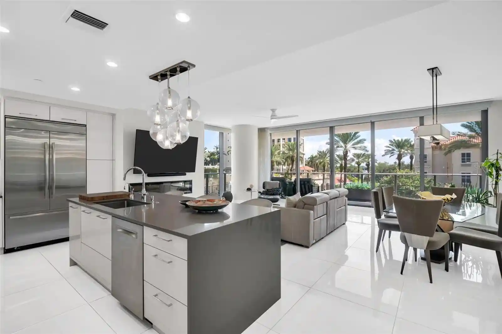 Listing Photo 2 - Condo for sale in 100 1St Ave N located at 100 1St Ave N, St. Petersburg, FL 33701 - Unit #305
