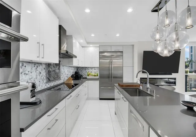 Photo 3 of Condo for sale at 100 1st Avenue N #305, Saint Petersburg, FL 33701 | MLS# TB8549529 | Listing updated on 2026-09-19